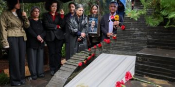 Arjen Arî li ser gora xwe hat bibîranîn