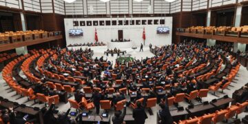 Di pêşniyara budçeya 2027an de para zêde ya ji bo faîz û çekan balê dikişîne