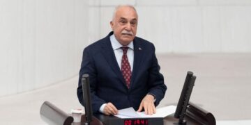 Ahmet Eşref Fakibaba hem ji ÎYÎ Partiyê hem ji parlamenteriyê îstîfa kir