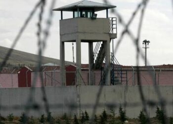 ‘Heke behsa aştiyê bê kirin divê ev yek ewilî xwe di zindanan de bide nîşandan’