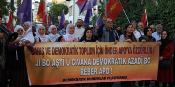 Li Egeyê komplo hat protestokirin: Tu komplo dê nikaribe îradeya azadiya bişikîne