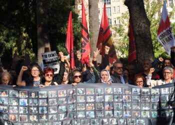 Li Îzmîrê bîranîna 10 Cotmehê: Em ê dev ji qîrîna aştiyeke bi rûmet bernedin!
