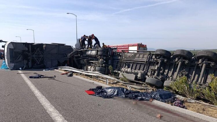 MANİSA'NIN AKHİSAR İLÇESİNDE İSTANBUL OTOBANINDA TIR İLE YOLCU OTOBÜSÜNÜN ÇARPIŞMASI SONUCU İLK BELİRLEMELERE GÖRE 4 KİŞİ HAYATINI KAYBETTİ. (ÖNDER AYDIN/MANİSA-İHA)