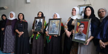 Bi girseyî serdana şîna Delîl Nergîs kirin
